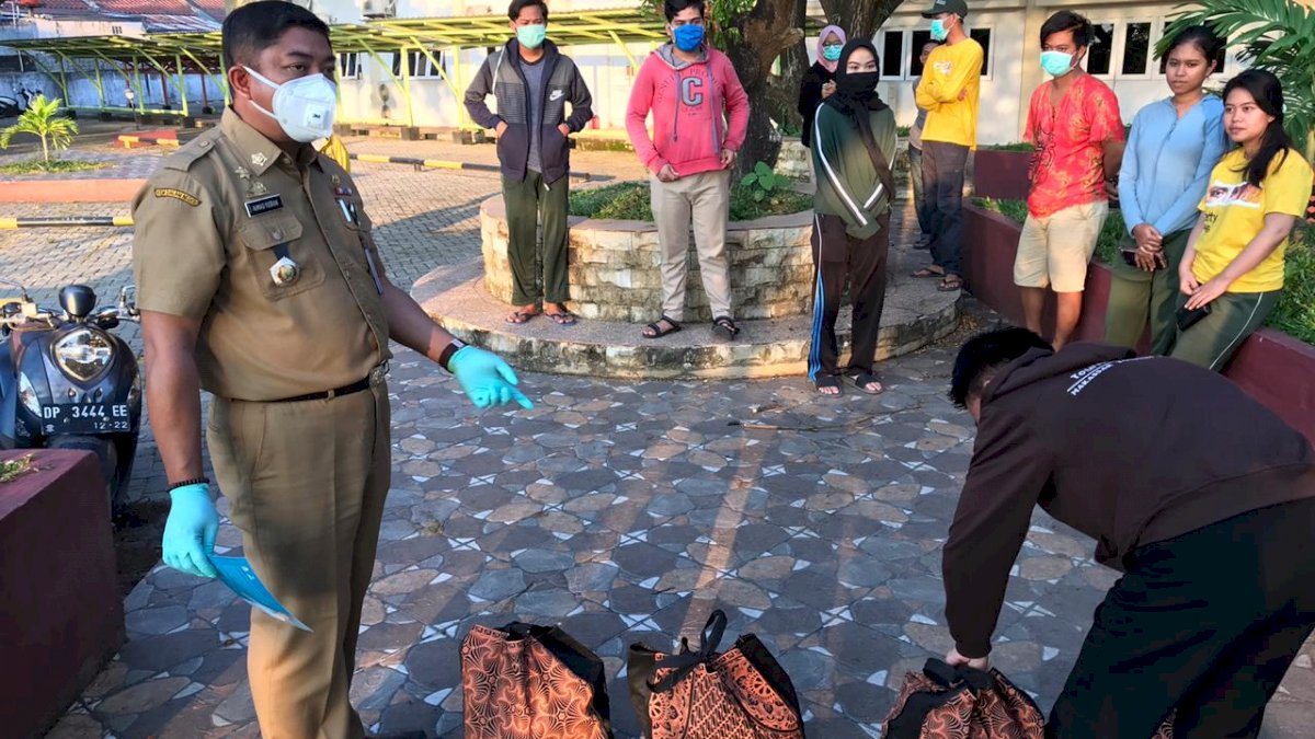 GenPI Sulsel Bagi-bagi Sembako ke Mahasiswa Poltrekpar yang Tak Mudik