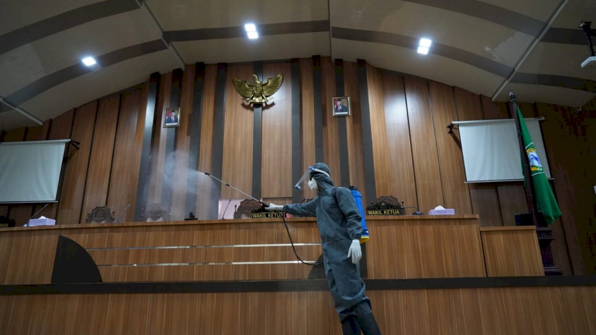 FTI UMI Semprot Disinfektan di Intansi Pemerintahan Pemkab Maros