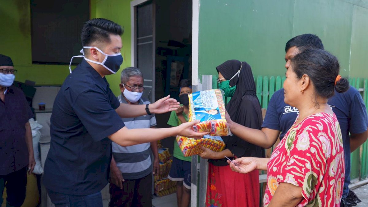 APT Bagi Sembako ke Warga Rappocini Sebelum PSBB