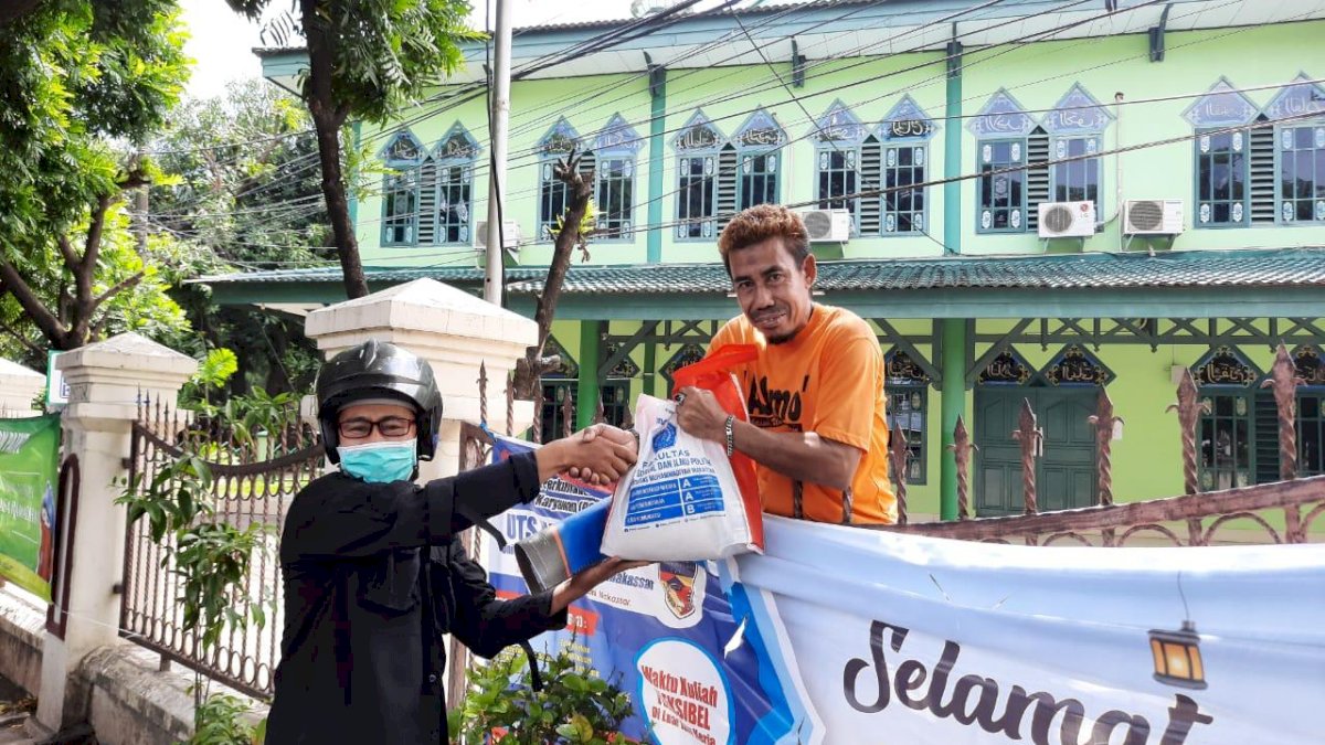 Jelang Ramadan, FISIP Unismuh Serahkan Bantuan Untuk Kelompok Masyarakat Rentan