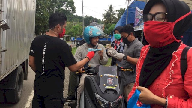 IGS bagi-bagi masker ke pengguna jalan. (ist)