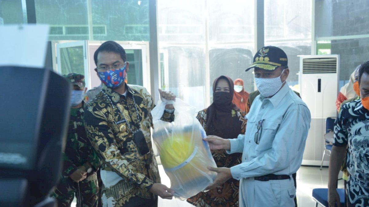 Pantau Penanganan Covid-19 di Sinjai, Nurdin Abdullah Serahkan APD ke Seto