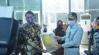 Pantau Penanganan Covid-19 di Sinjai, Nurdin Abdullah Serahkan APD ke Seto