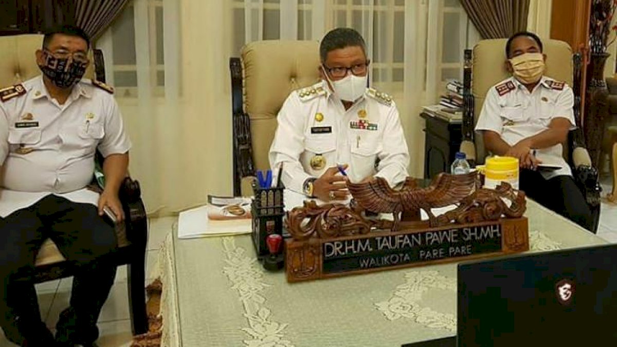 Pemkot Parepare Serahkan Insentif kepada RT/RW