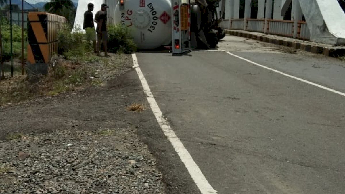 Terdengar Ada Letusan, Mobil Tangki Pertamina Terbalik di Jembatan Laju Barru