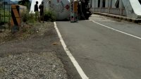 Terdengar Ada Letusan, Mobil Tangki Pertamina Terbalik di Jembatan Laju Barru