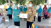 Ketua TP PKK Sinjai Serahkan Bantuan Sembako ke Warga Berstatus ODP
