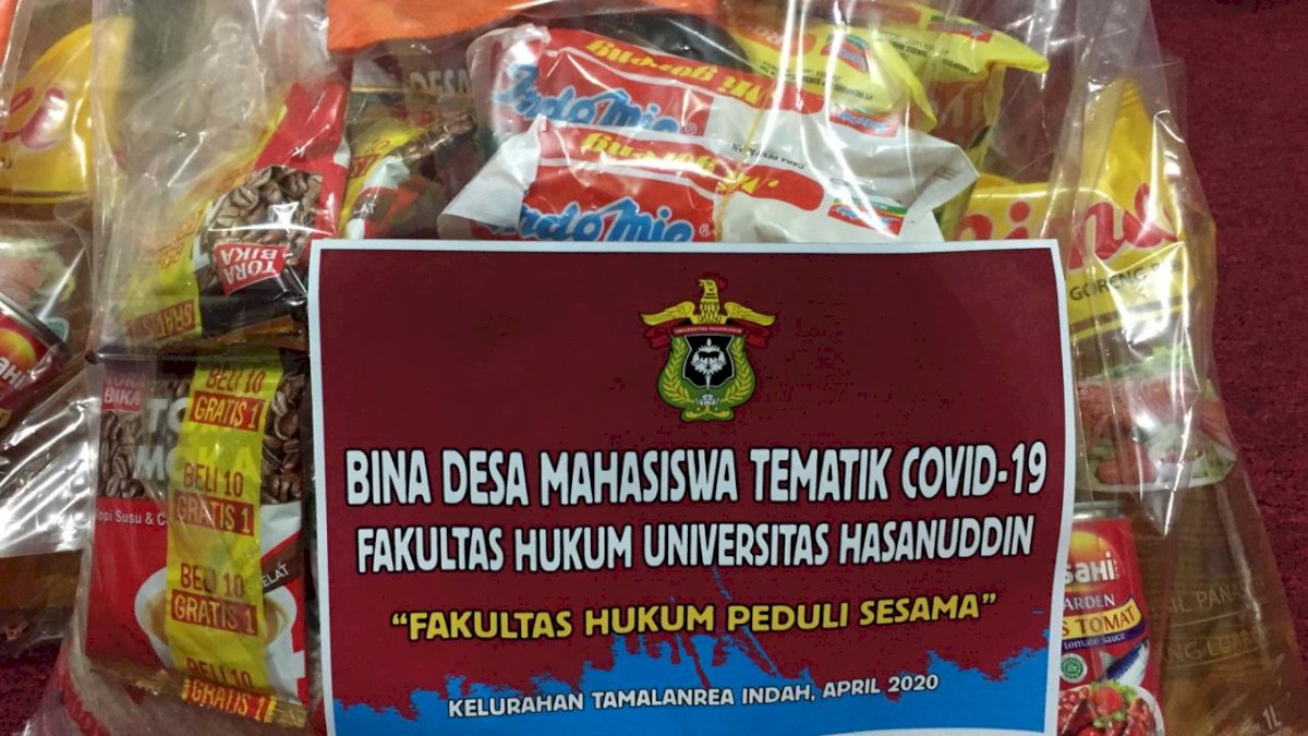 Program Bina Desa Fakultas Hukum Unhas Bagikan Bahan Pokok Untuk Mahasiswa