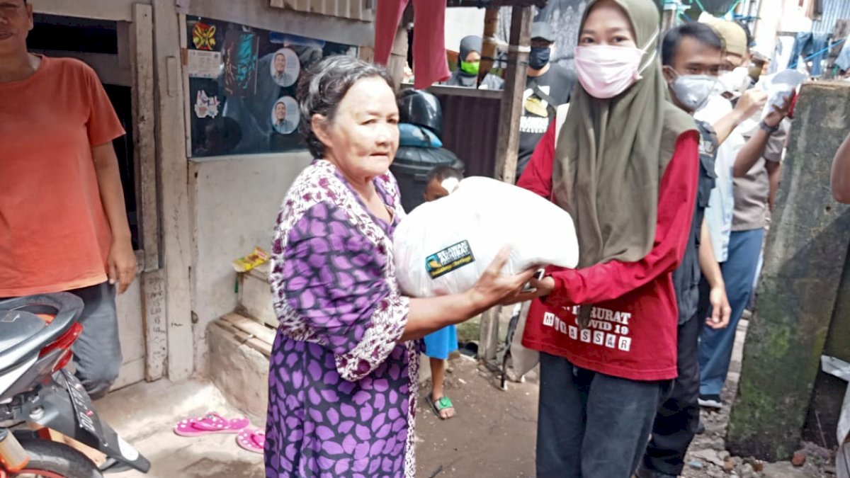 RAI Makassar Bagikan Paket Sembako untuk Warga yang Belum Dapat Bantuan Pemerintah