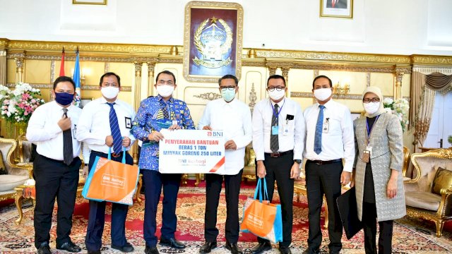 Gubernur Nurdin Abdullah terima bantuan penanganan corona di Sulsel. (ist)
