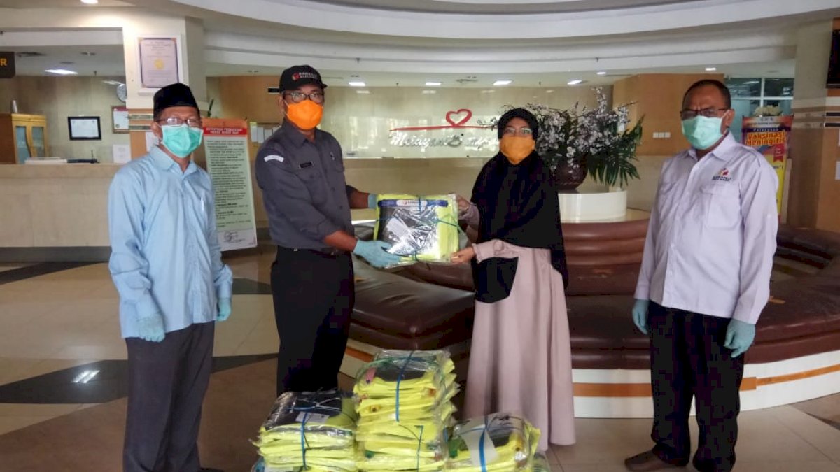 Bawaslu Sulsel Serahkan APD ke RS Wahidin Makassar