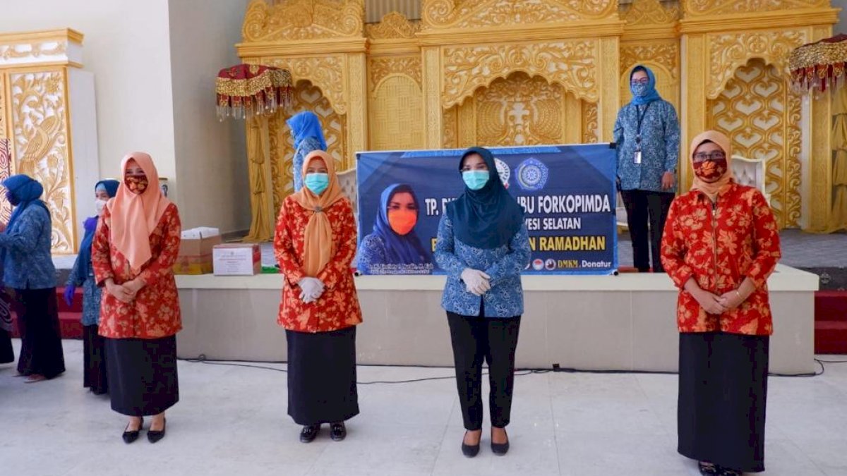 Dharma Wanita Sulsel Sumbang Paket Makanan Bagi Warga Prasejahtera