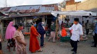 Kunjungi Pemukiman Warga di Belakang Unhas, Wagub Bagikan Masker dan Sembako