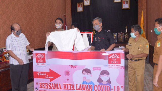 Bupati terima bantuan dari Perhimpunan Indonesia Tionghoa Cabang Bulukumba. (ist)