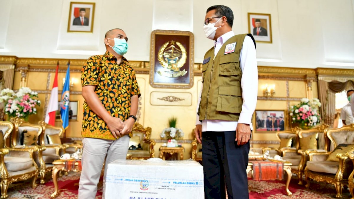 Giliran PT Sampoerna Serahkan APD ke Gubernur Nurdin Abdullah