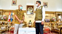 Giliran PT Sampoerna Serahkan APD ke Gubernur Nurdin Abdullah