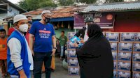 Pengurus Demokrat Sulsel Bagi 1000 Sembako ke Pekerja Informal
