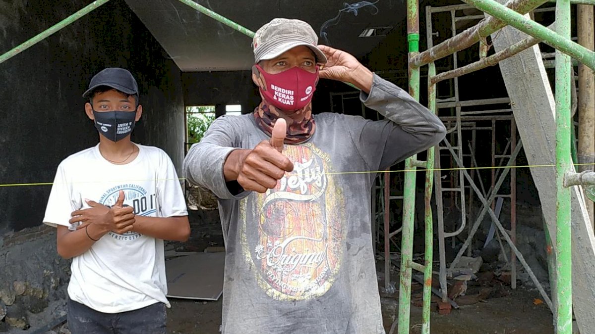 Bosowa Semen Maros Bagi-bagi Masker ke Pengendara