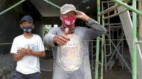 Bosowa Semen Maros Bagi-bagi Masker ke Pengendara