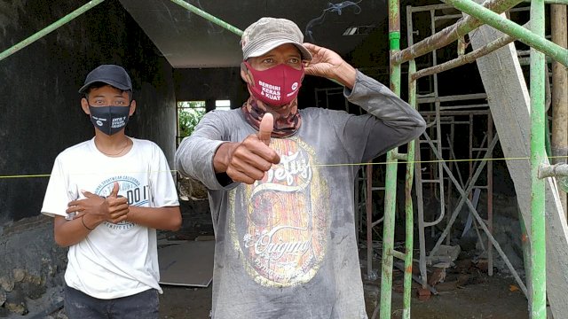 Bagi-bagi masker oleh manajemen Bosowa Semen Maros. (ist)