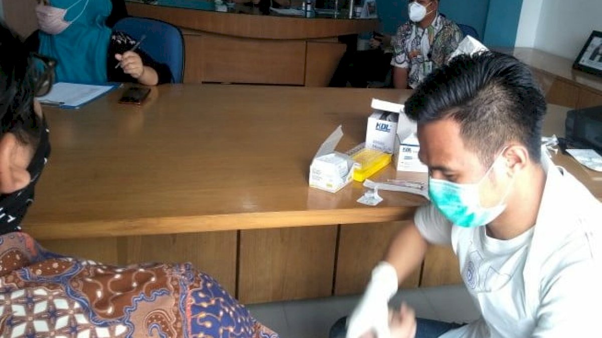 Cegah Corona, Bank Sulselbar Barru Beri Vitamin C Seluruh Karyawan
