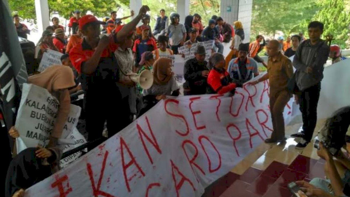 Aliansi Solidaritas Juru Parkir Unjuk Rasa di Kantor DPRD Makassar