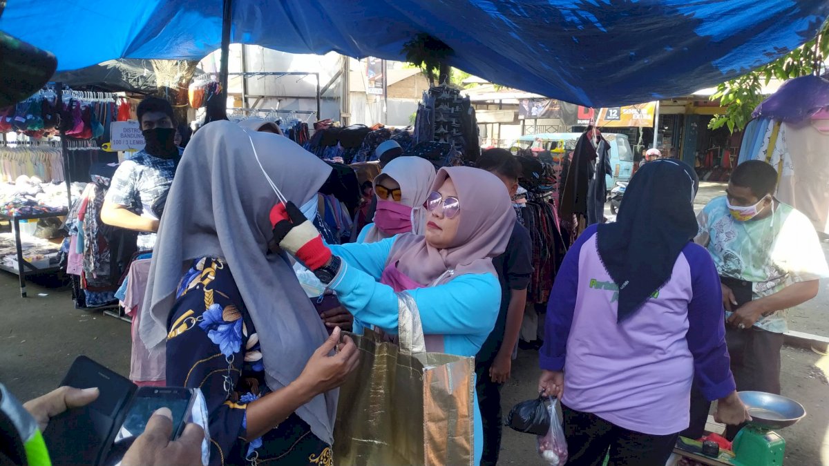 Ibu-ibu BTN Tamarampu Bagi Masker dan Sembako ke Warga Tidak Mampu