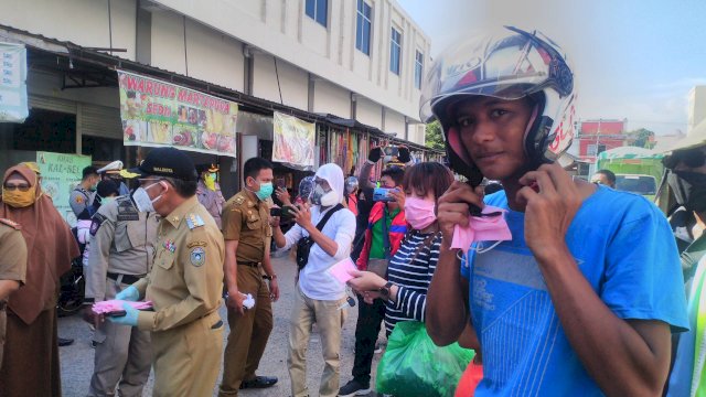 Pembagian masker di Pasar Lakessi. (ist)