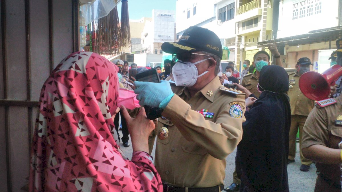 Forkopimda Parepare Kompak Turun Imbau dan Bagi Masker di Pasar