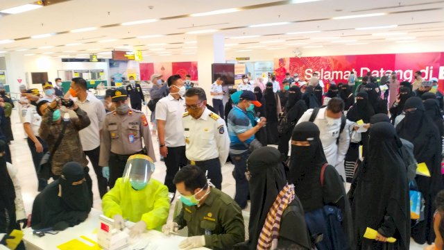Gubernur Sulsel Nurdin Abdullah memantau kedatangan ratusan dari Jawa Timur di Bandara Sultan Hasanuddin. (Sulselsatu/Indra Sadli Pratama)
