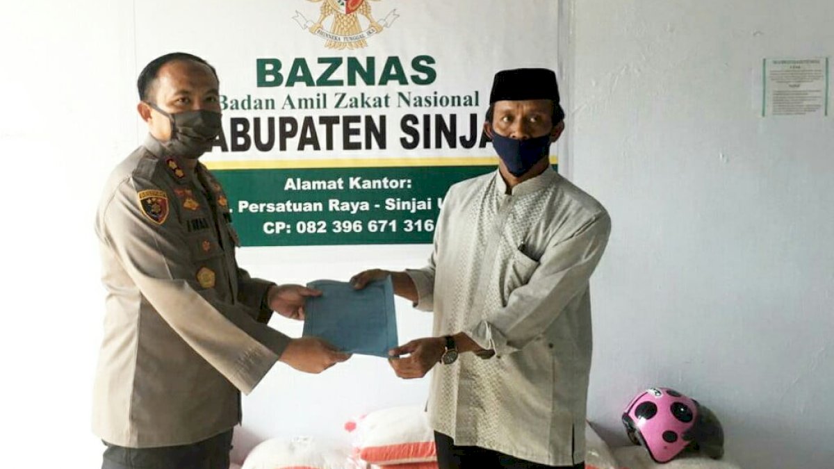 Iwan Irmawan Serahkan Zakat Profesi Personel Polres Sinjai ke Baznas