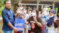 NasDem Pinrang Bagi-bagi Masker dan Hand Sanitizer Hingga ke Pelosok Desa