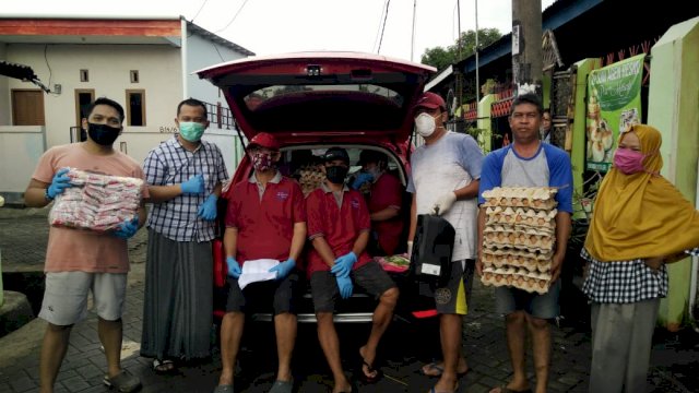 Ketua RT di Kecamatan Biringkanaya Andi Muhammad Hasyim Sultan bagi-bagi sembako dari uang pribadi. (ist)