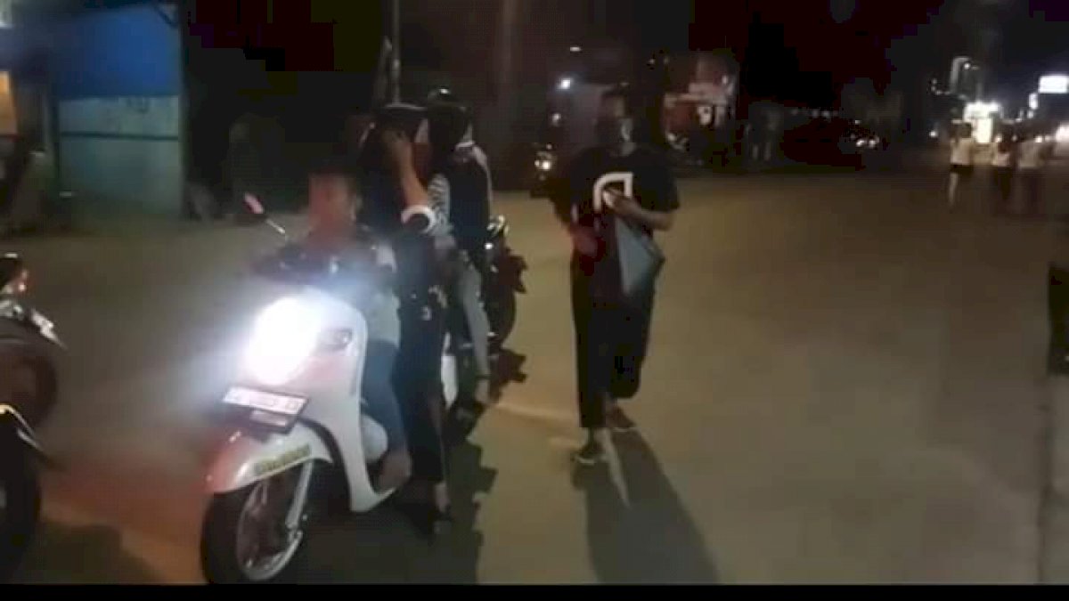 Relawan Akhirat Bagi-bagi Masker untuk Pengguna Jalan di Makassar