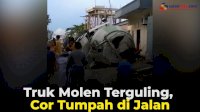 VIDEO: Truk Molen Terguling, Cor Tumpah di Jalan