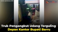 VIDEO: Truk Pengangkut Udang Terguling Depan Kantor Bupati Barru