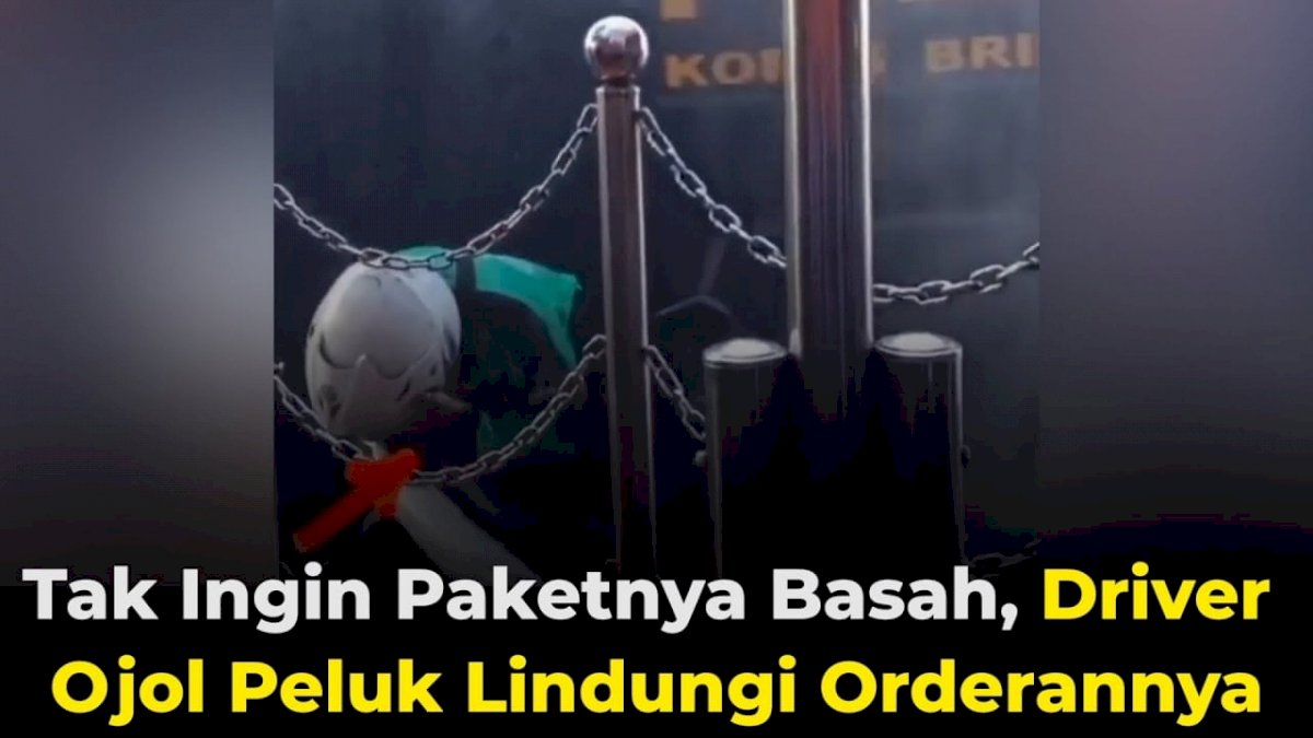 VIDEO: Tak Ingin Paketnya Basah, Driver Ojol Peluk Lindungi Orderannya