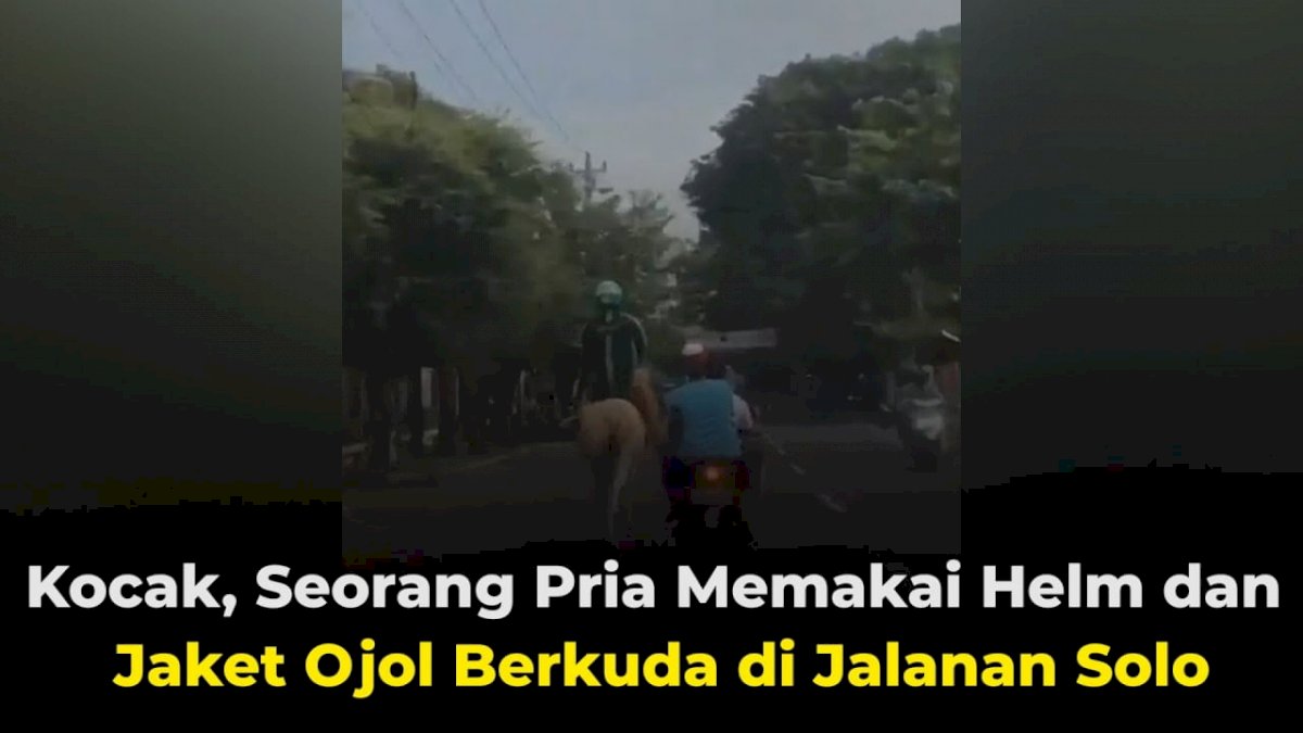 VIDEO: Kocak, Seorang Pria Memakai Helm dan Jaket Ojol Berkuda di Jalanan Solo