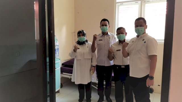 Tim medis di ruang isolasi Covid-19 RSUD Barru. (ist)