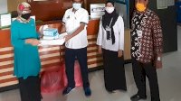 Tinjau Dua Puskesmas Penerapan Program Bangga Kencana, Hasnah Syam Serahkan Bantuan APD dan Sembako