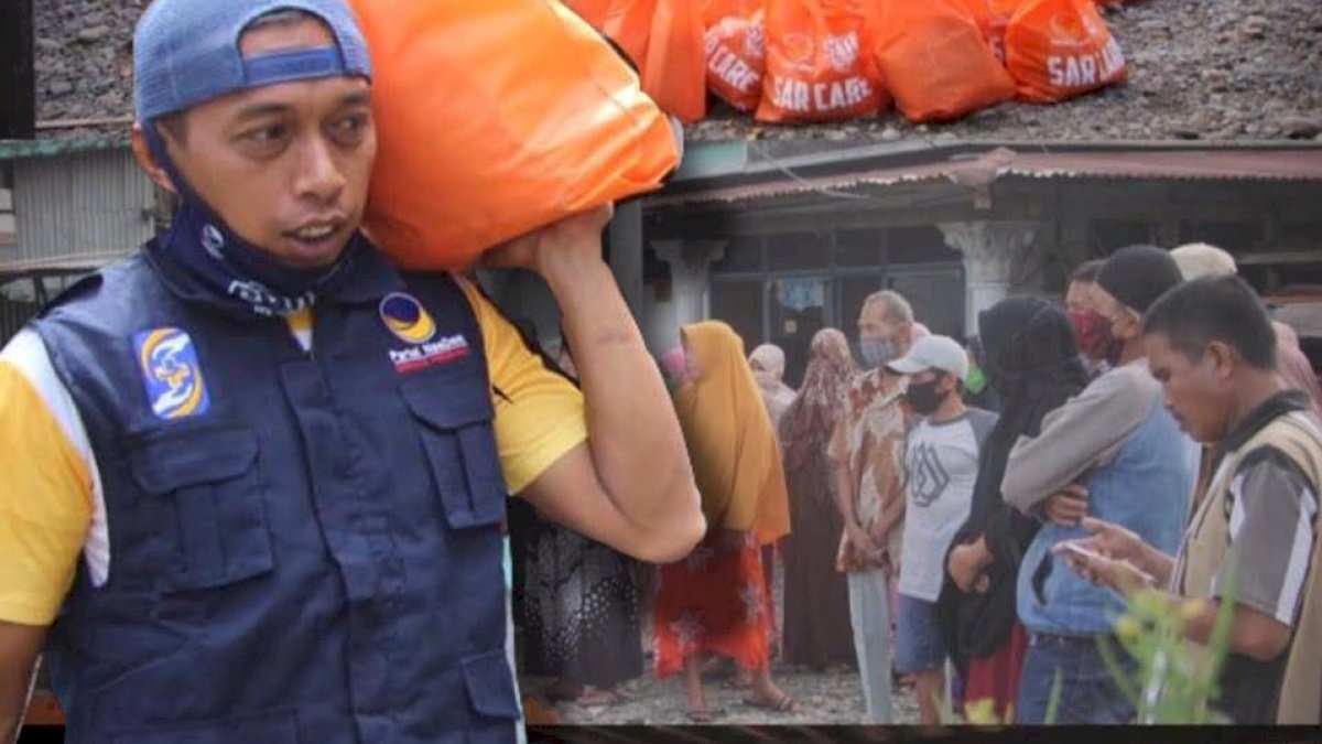 Tak Kenal Lelah, Syaharuddin Alrif Pikul Sendiri Sembako ke Rumah Warga
