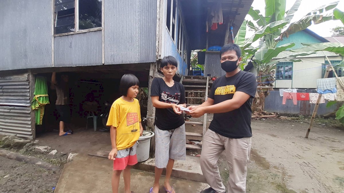 Peduli Sesama, AJB Bantu Keluarga Rekannya Tak Pernah Dapat Bantuan