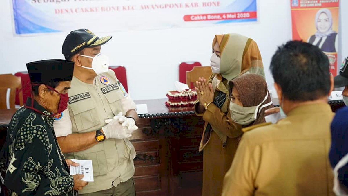 Fahsar Serahkan Bantuan BLT di Awangpone