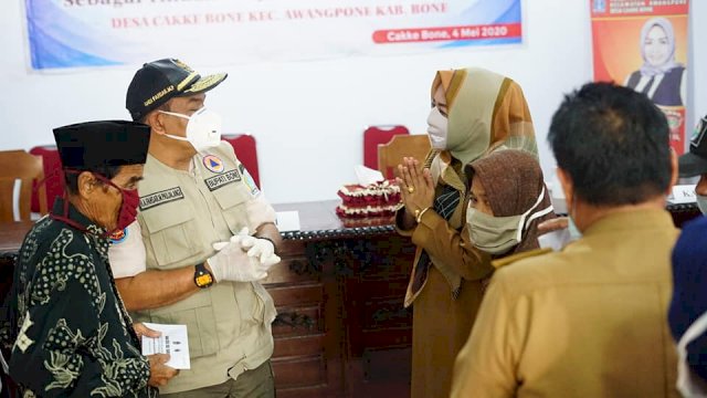 Penyerahan BLT ke warga Desa Cakkebone, Kecamatan Awangpone, Bone. (ist)