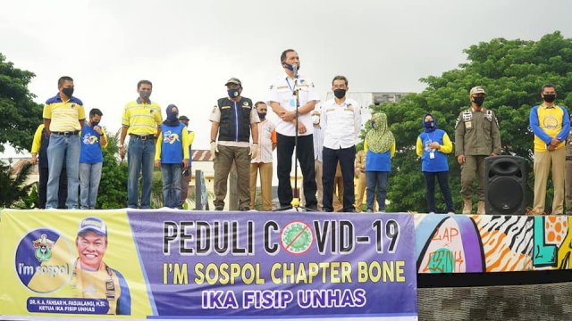 IKA Fisip Unhas Chapter Bone bagi-bagi 170 paket sembako di tengah pandemi Covid-19. (ist)