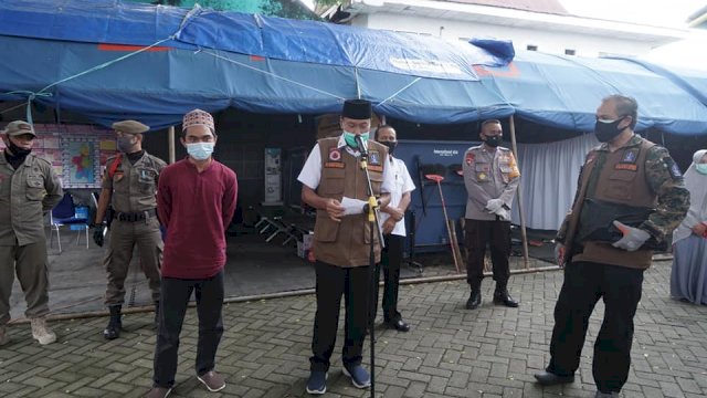 Wakil Bupati Bone Ambo Dalle menyambut pemulangan pasien Covid-19 yang dinyatakan sembuh. (ist)