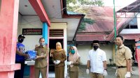 Dimasa Pandemi Covid-19, Bappeda Sinjai Bagi-bagi Takjil Untuk Berbuka Puasa