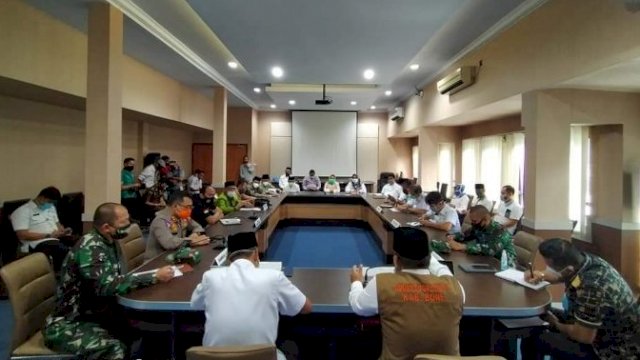 Rapat koordinasi evaluasi fungsi Tim Gugus Tugas Bone. (ist) 