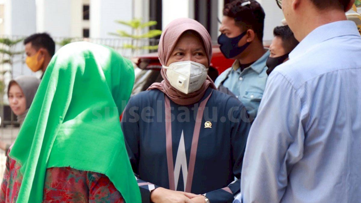 GALERI FOTO: Anggota DPR RI, Hasnah Syam Serahkan Bantuan Sembako dan Masker di Maros