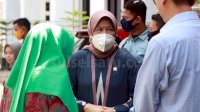 GALERI FOTO: Anggota DPR RI, Hasnah Syam Serahkan Bantuan Sembako dan Masker di Maros